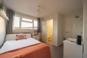 1st Floor Bright Ensuite Room